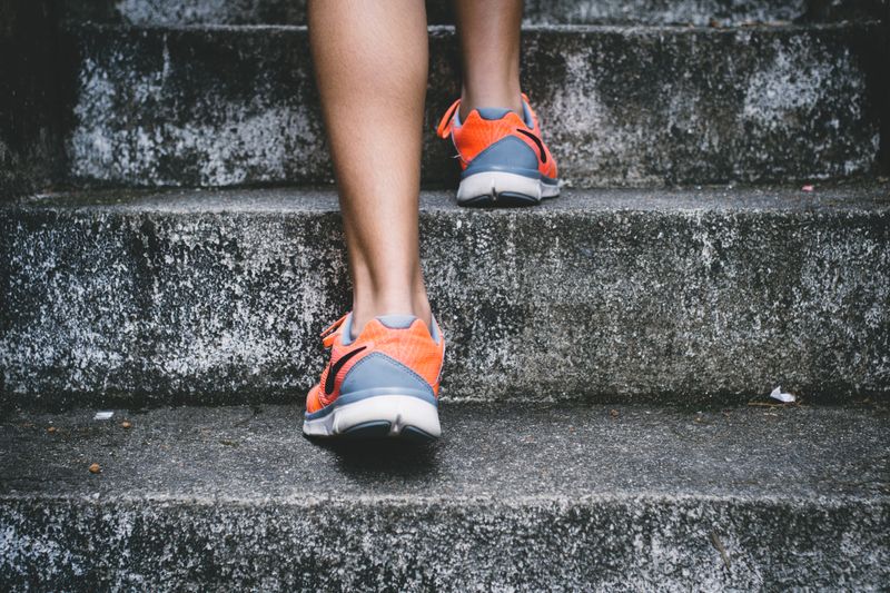 In Sportschuhen Treppen steigen