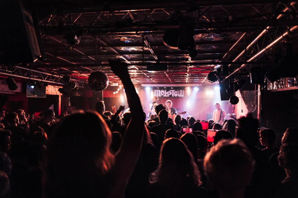 Livemusik in Hamburg: Menschen auf einem Konzert