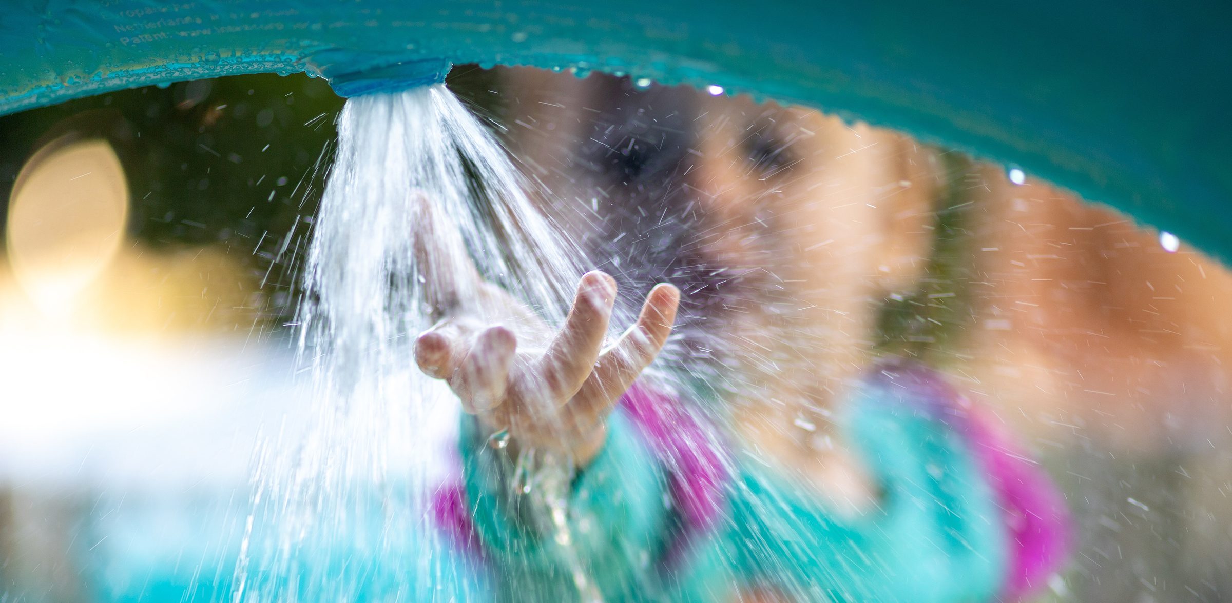 Erlebnisbäder in Hamburg für Kinder: Kind spielt mit Wasser