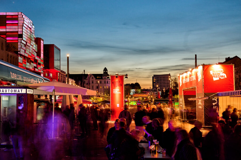 Großveranstaltungen in Hamburg: Spielbudenplatz bei Dämmerung