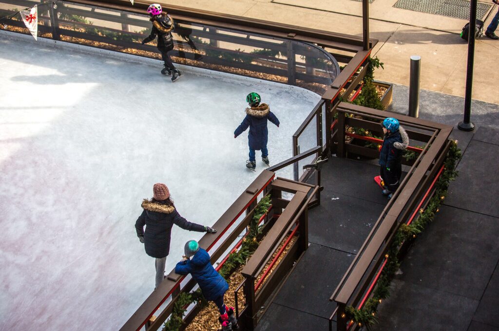 Schlittschuhlaufen in Hamburg, Kinder auf der Eisfläche