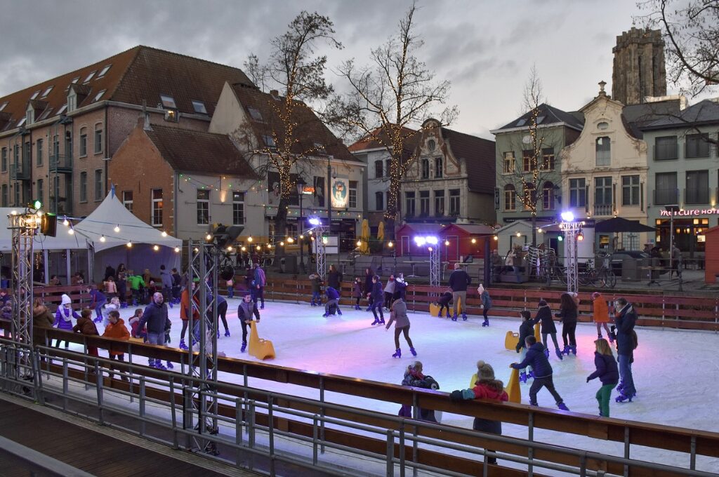 Schlittschuhlaufen in Hamburg: Menschen auf der Eisbahn