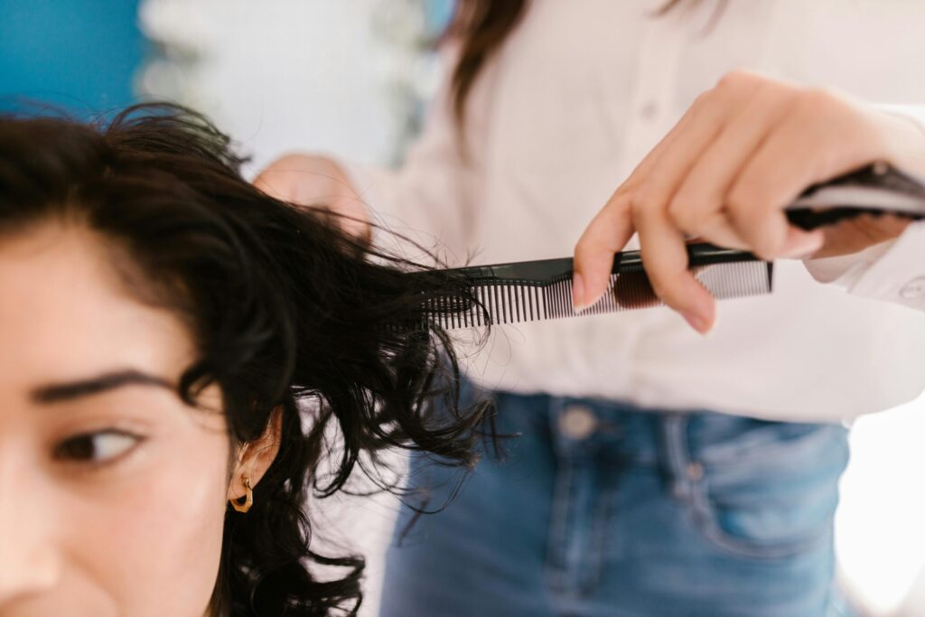 Hamburg Friseur: Frau bekommt die Haare geschnitten