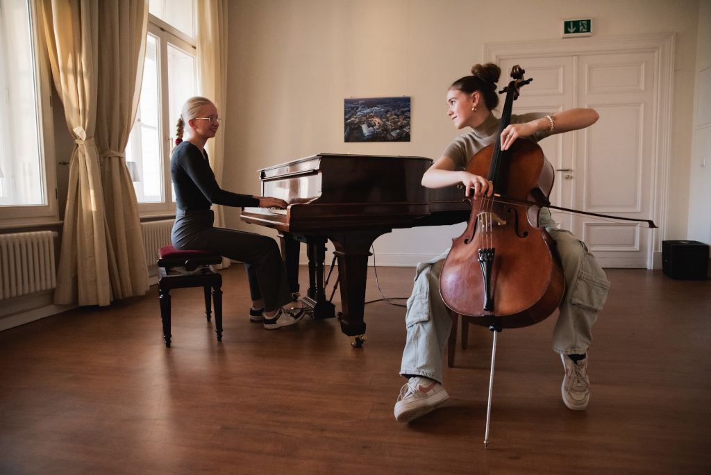 Haspa Instrumentenfonds, Musik Stiftung, zwei Mädchen an Klavier und Cello