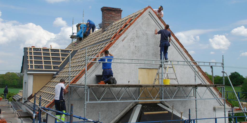 Haus sanieren: Dach eines Altbaus wird neu eingedeckt
