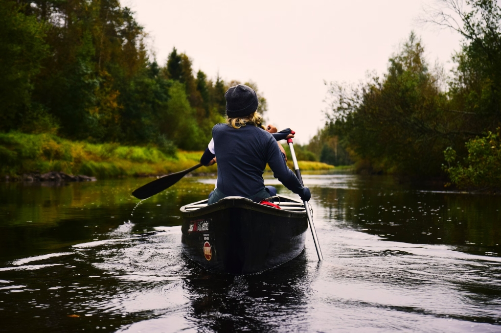 Kanu fahren in Hamburg: 2 Personen fahren in einem Kanu