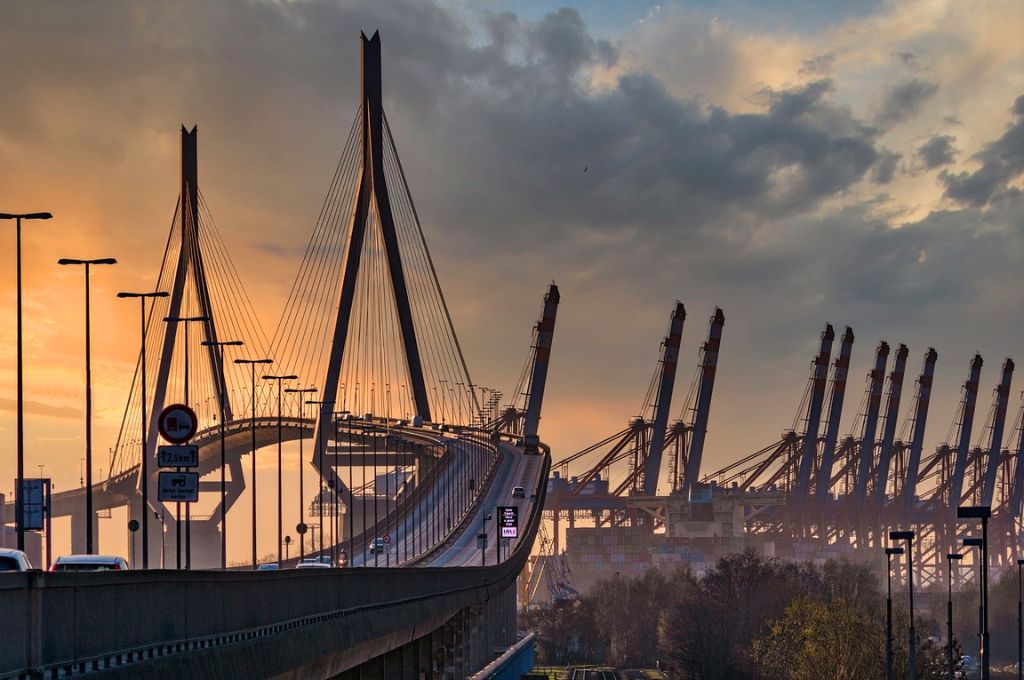 Die Hamburger Köhlbrandbrücke mit Sonnenuntergang