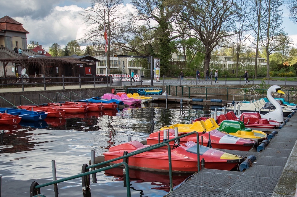 Tretboot fahren in Hamburg: Verschiedene Tretboote an einem Anlegesteg