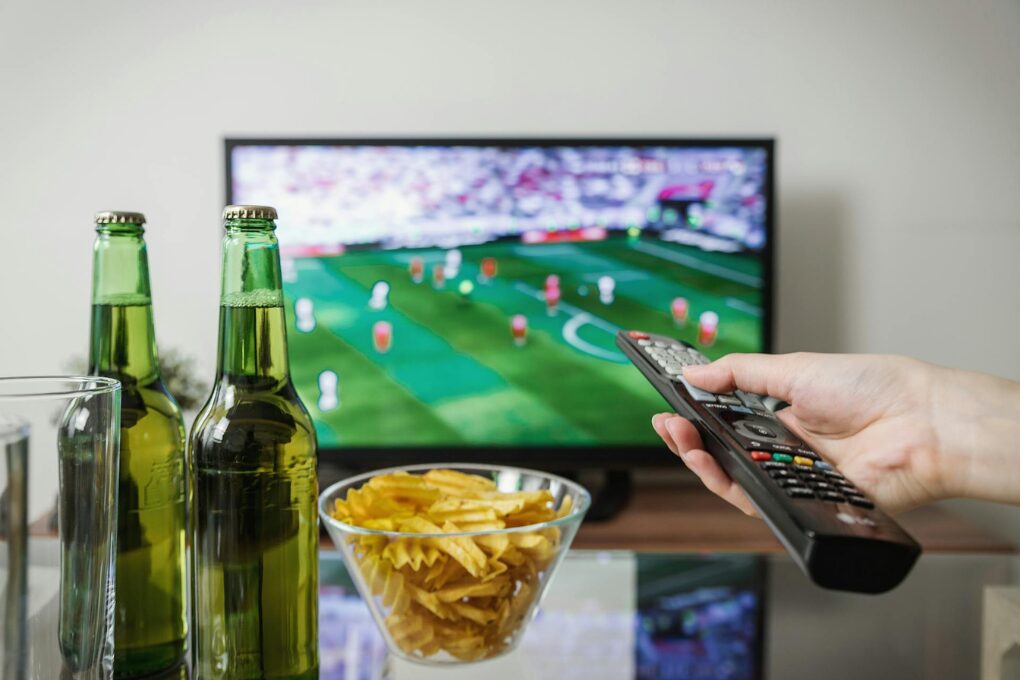 Fußball gucken: Ein Fernseher mit Tisch und Bier