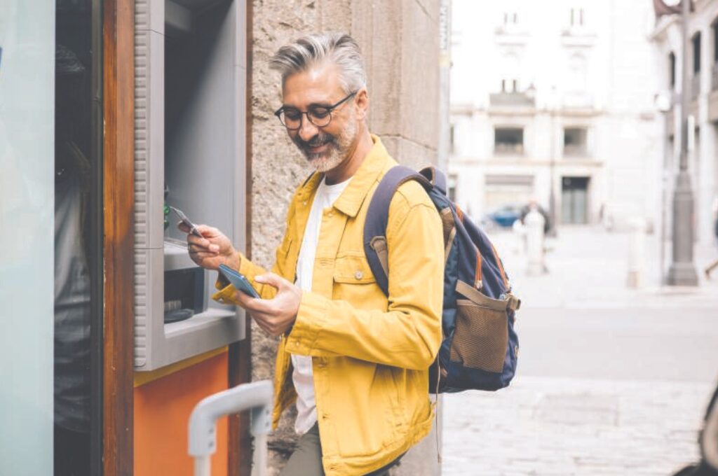 Geld abheben im Ausland, Mann am ATM