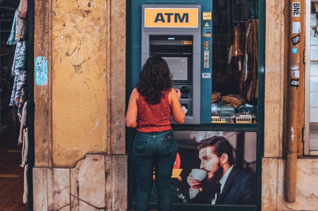Geld abheben im Ausland, Frau am ATM