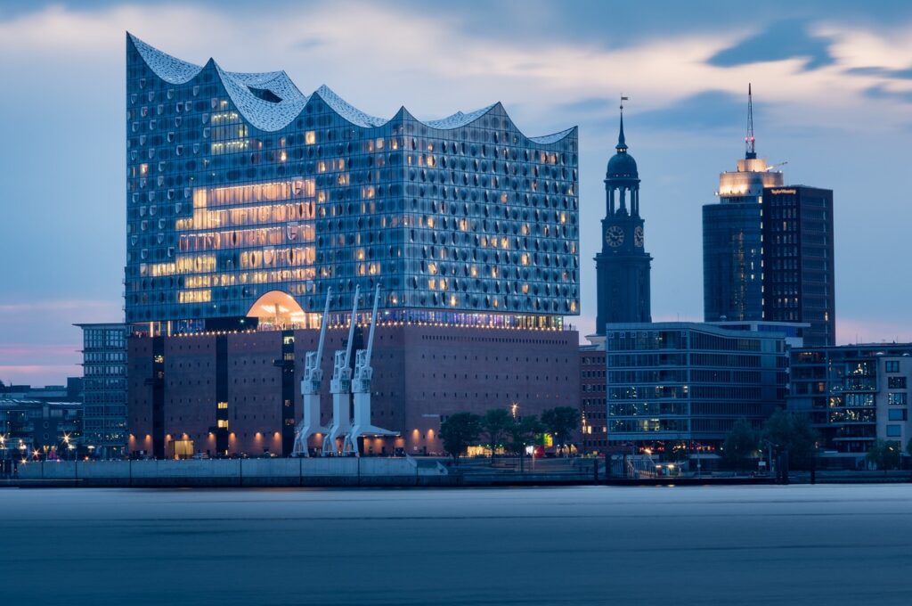 Elbphilharmonie Hamburg: Ansicht vom Wasser aus bei Dämmerung