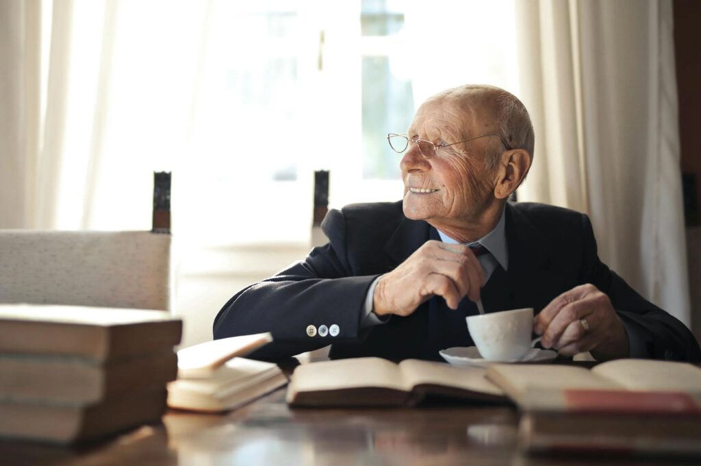 Rentenausweis Vorteile, alter Mann trinkt Tee