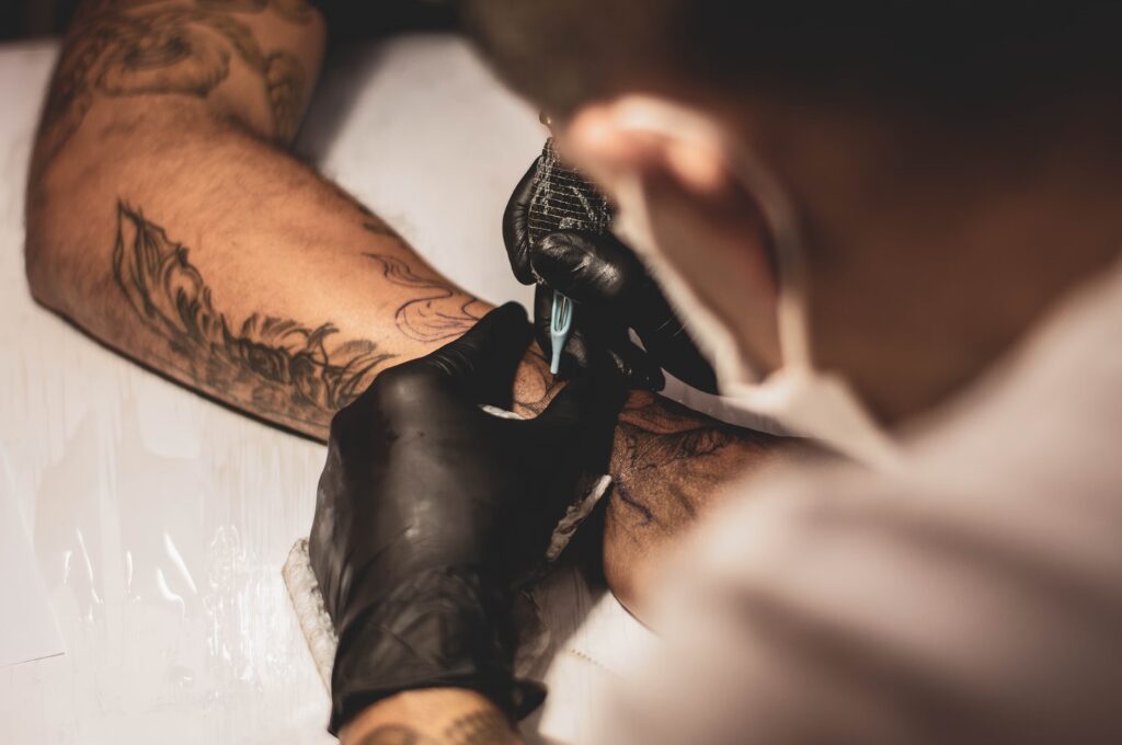Tattoo-Studios in Hamburg, Tätowierer an einem Arm