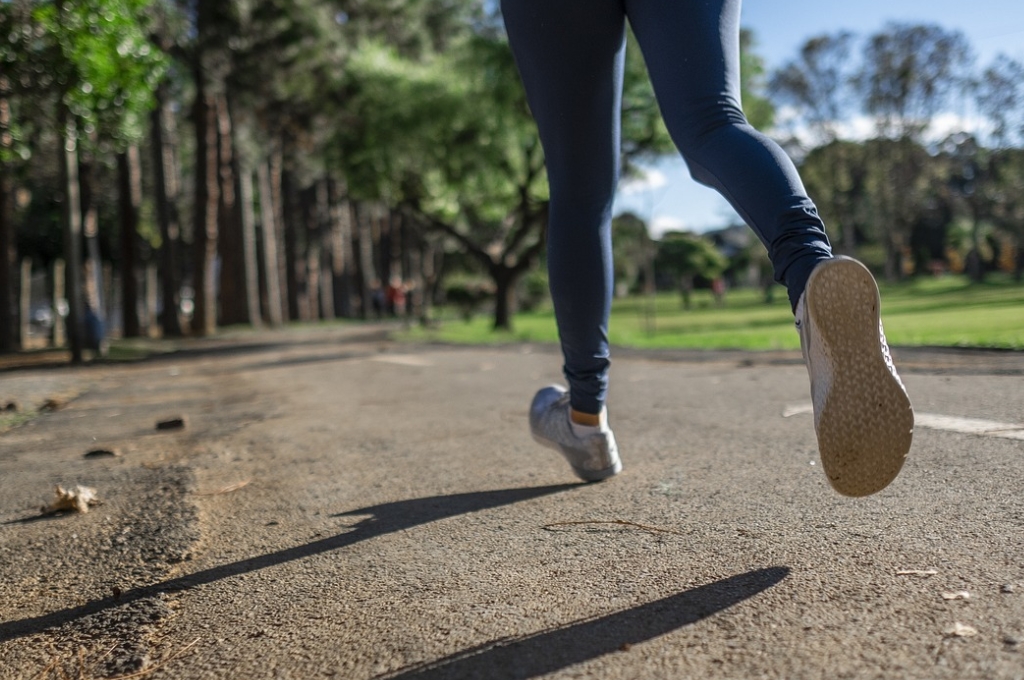 Vorteile Laufen: Joggende Frau auf Feldstraße