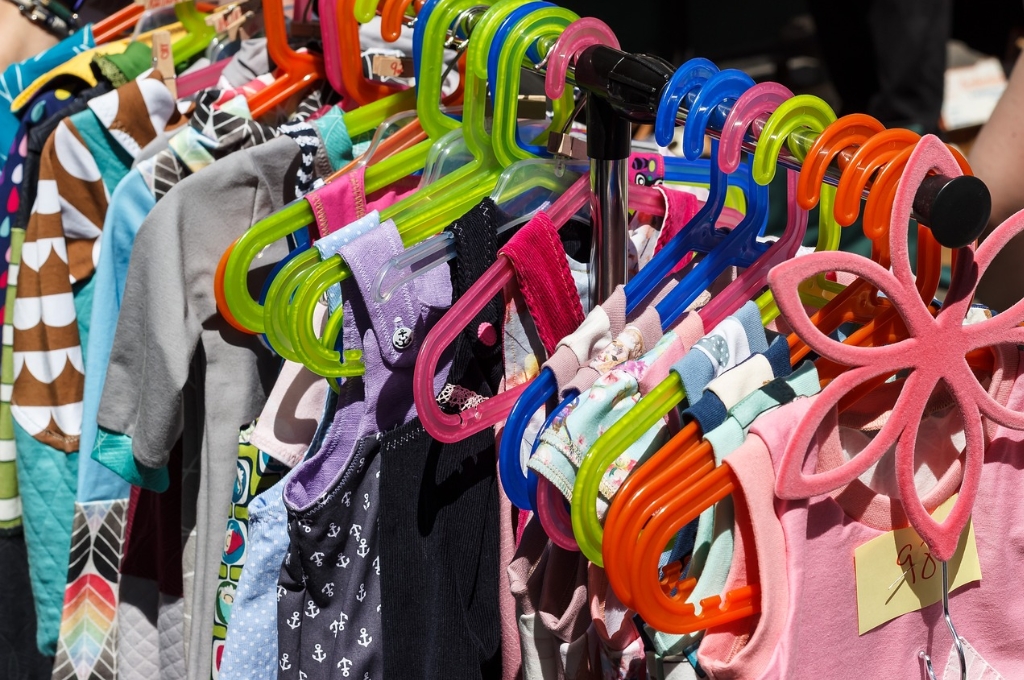 Hamburg im Juli: Kinderkleidung auf Flohmarkt