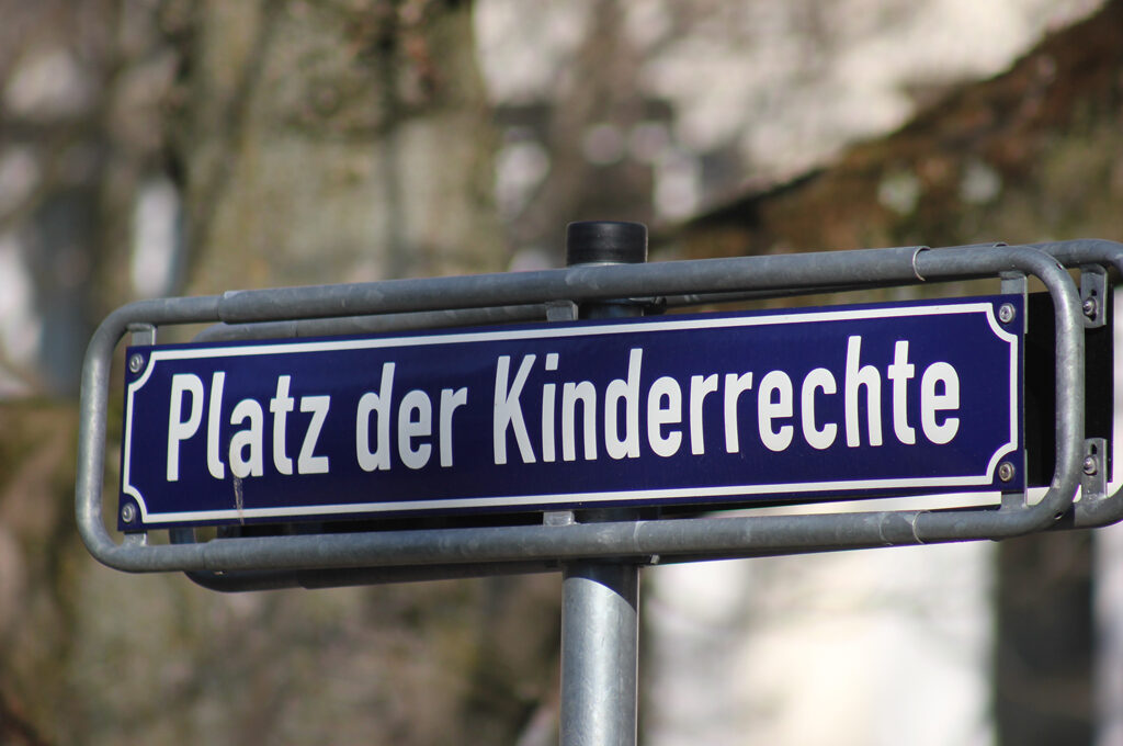 Weltkindertag: Straßenschild mit der Aufschrift "Platz der kinderrechte"