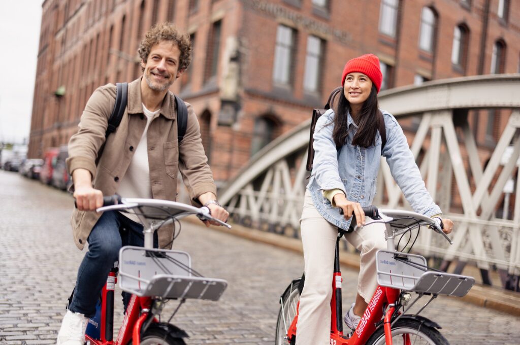 HaspaJoker: Ein Mann und eine Frau machen eine Fahrradtour mit Stadtrad