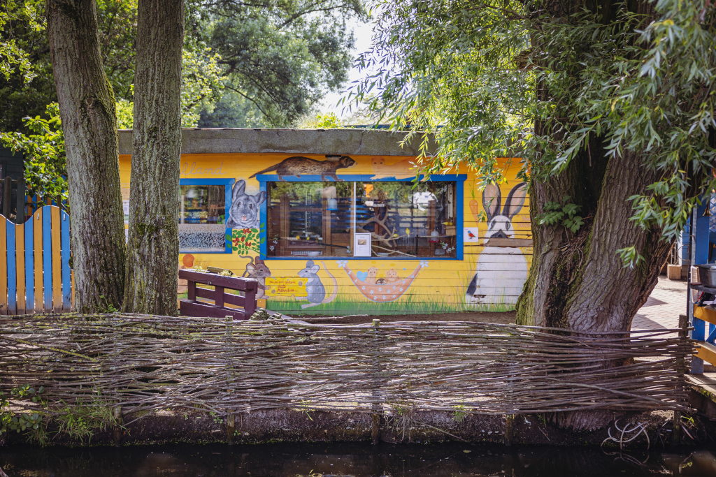 Bunte Holzhütten am Kanal: Der Kinderbauernhof Kirchdorf wirkt, wie aus einem Astrid Lindgren Klassiker.