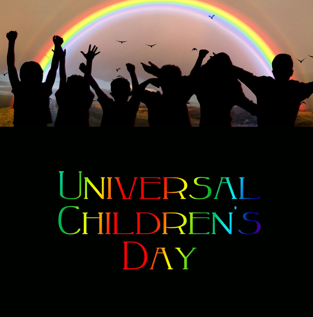 Weltkindertag: Kinder mit erhobenen armen im Schatten vor der Kulisse eines Sonnenuntergangs mit Regenbogen. Unten in Regenbogen-Farben auf Schwarz steht Universal Children's Day.