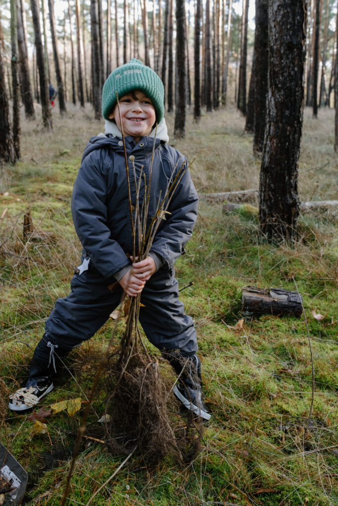 Verein Wilder Wald: Auch Kinder packen bei den Pflanzaktionen mit an.