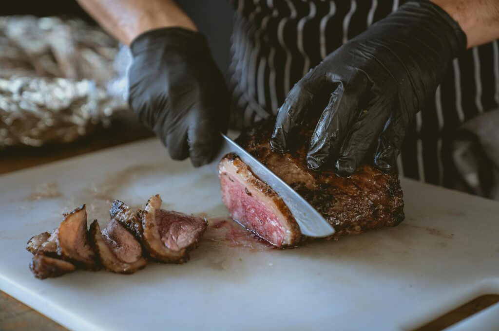 Fleischereien in Hamburg: Ein Metzger schneidet ein Steak zurecht