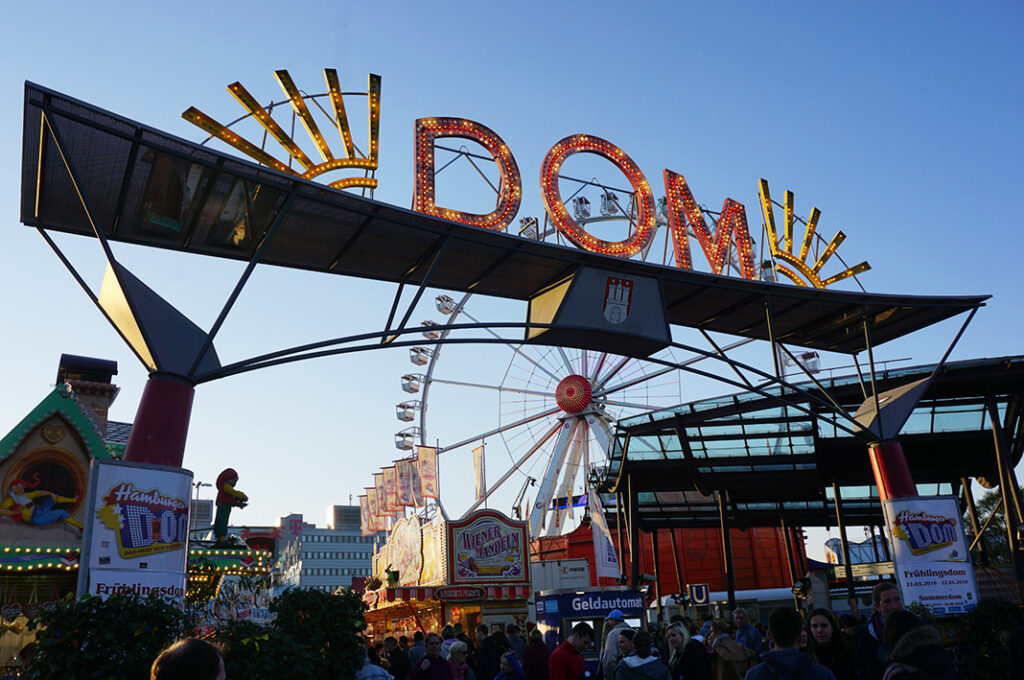 Hamburger Dom: Eingang des Hamburger Doms auf dem Heiligengeistfeld