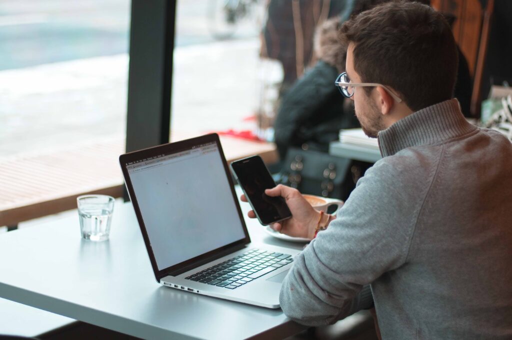 Dauerauftrag einrichten, Mann sitzt vor einem Laptop