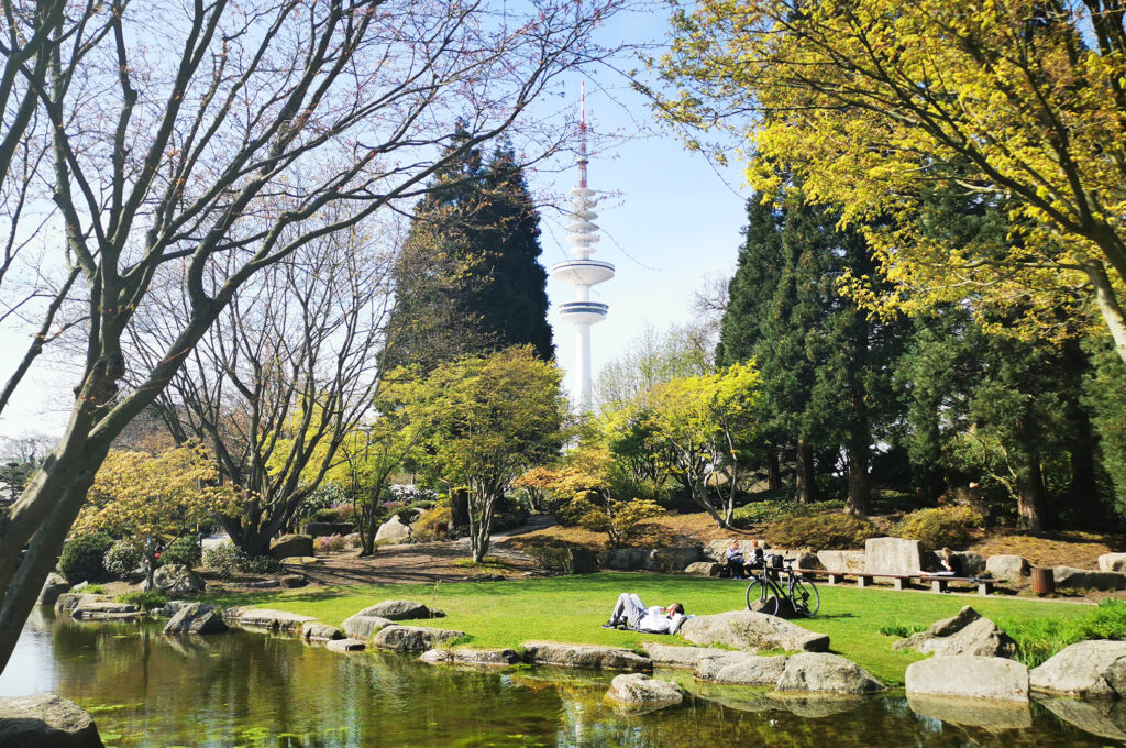 Planten un Blomen: Ansicht vom Wasser mit dem Fernsehturm im Hintergrund