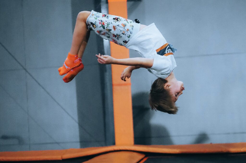 Trampolinparks in Hamburg, kleiner Junge springt in die Luft