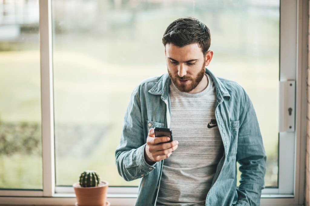 Was kann ein Fremder mit meiner IBAN machen, Mann überprüft sein Smartphone