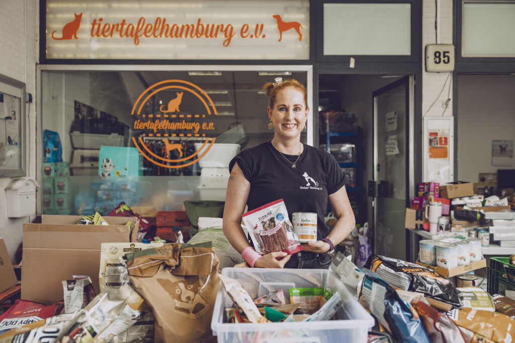 Tiertafel Hamburg: Kara Schott bei der Ausgabe