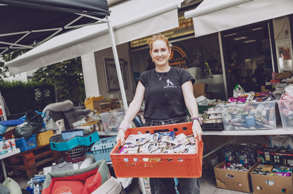 Tiertafel Hamburg: Kara Schott unterstützt vor Ort