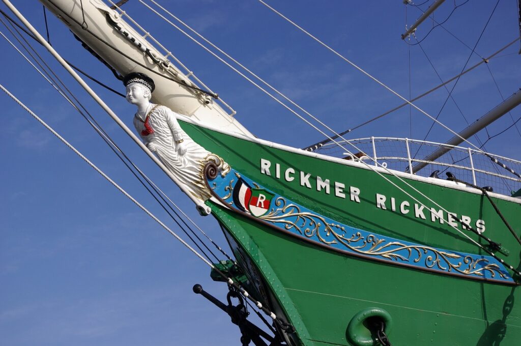 Rickmer Rickmers: Bug des Schiffs mit Statue und Schriftzug