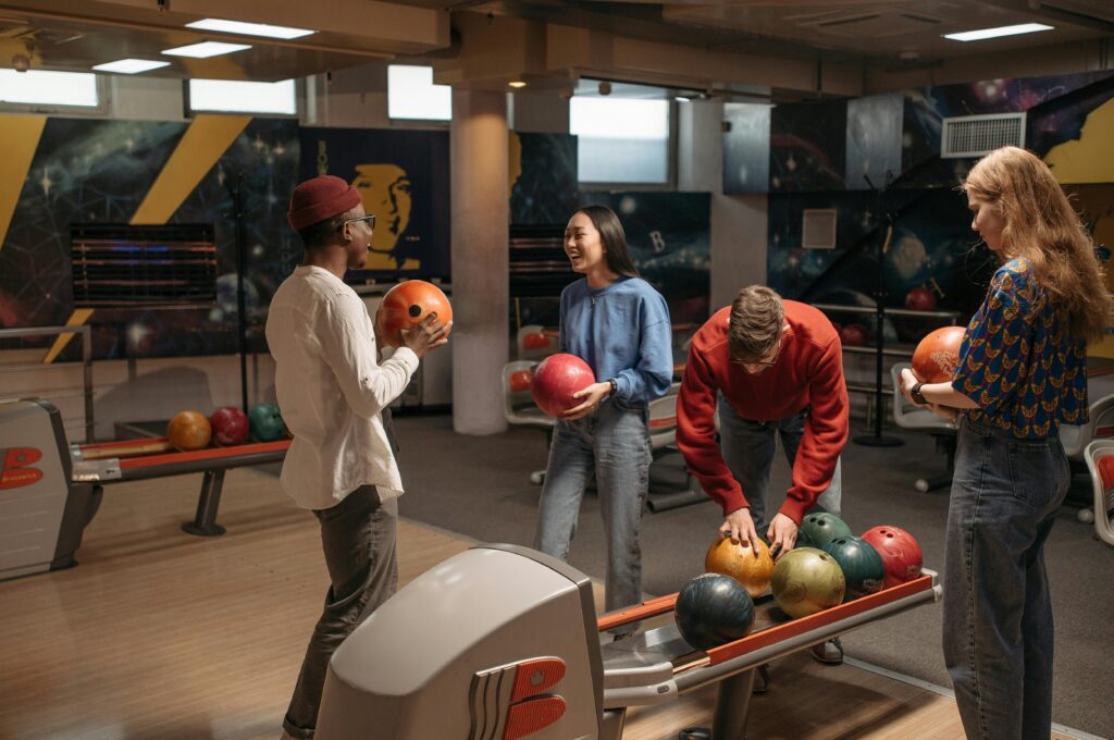 Teamevents in Hamburg: Menschen beim Bowling