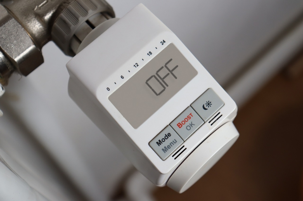 Fernwärme oder Wärmepumpe: digitales Thermostat