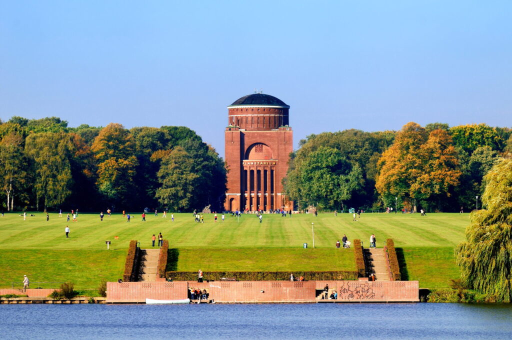 Hamburger Stadtpark: Perspektive vom See aus auf das Planetarium