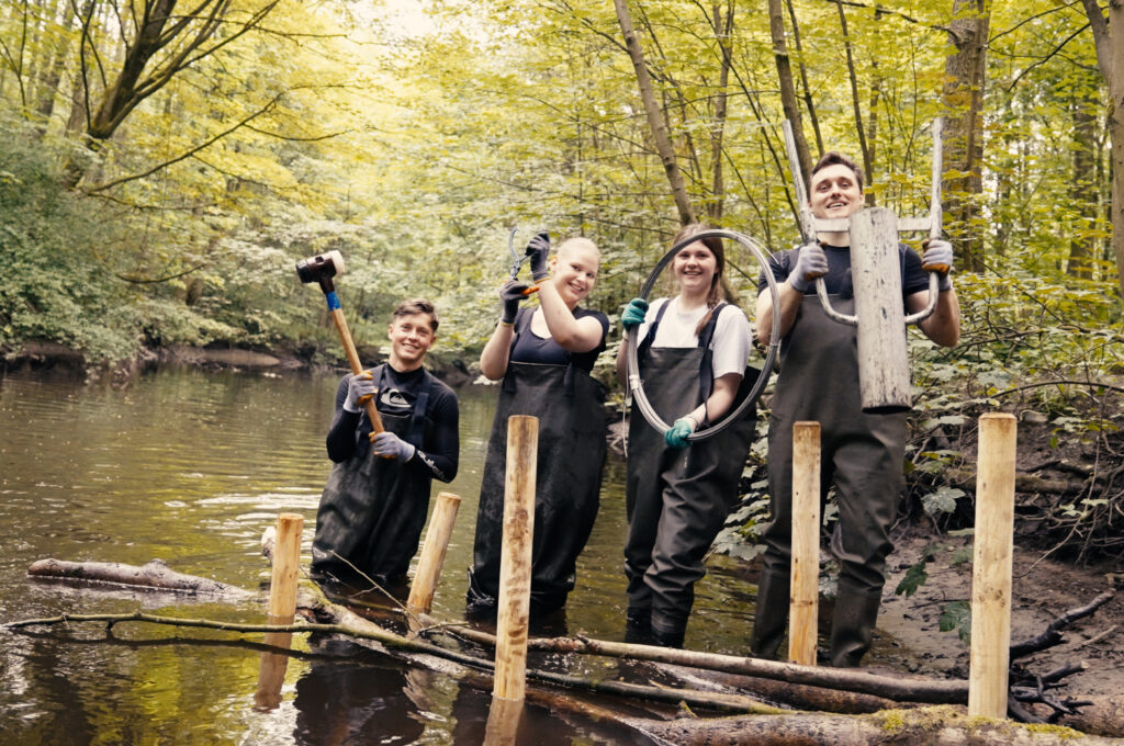 Im Einsatz für die Nachbarschaft: Die Haspa-Azubis Leander Eggers, Luna Schütt, Benita Göppel und Tobias Wibmer (v.l.) packen schon während der Ausbildung kräftig mit an.