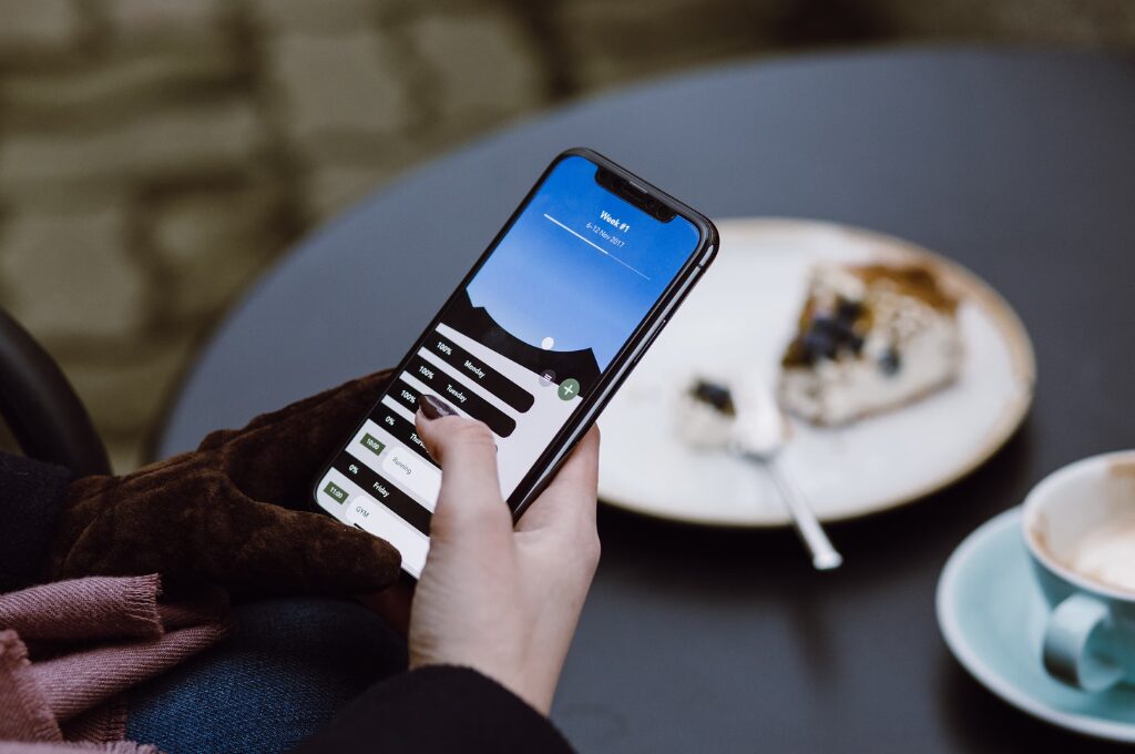 Handy verloren, Frau hält ein Smartphone in der Hand