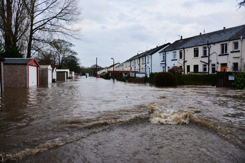 Sturmschaden, Abbild von einer Flut in einer Straße