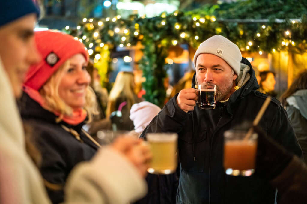 Weihnachtsfeier in Hamburg: Menschen trinken Glühwein