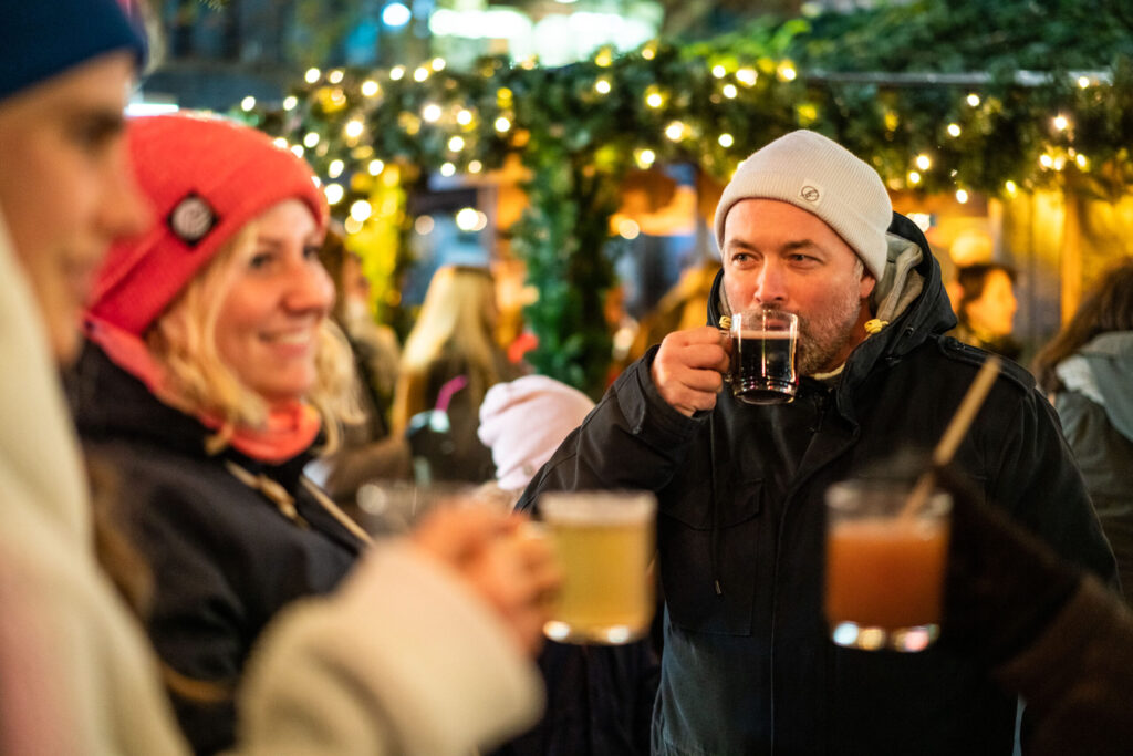 Weihnachtsfeier in Hamburg: Menschen trinken Glühwein