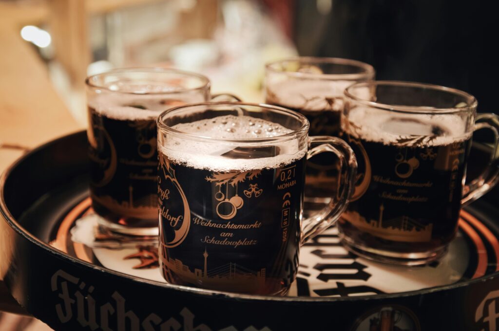 Glühwein in Hamburg: Tablett mit dampfenden Tassen