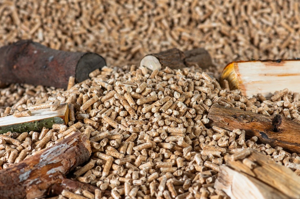 Pelletheizung Vorteile und Nachteile: Foto von Holzscheiten und Holzpellets