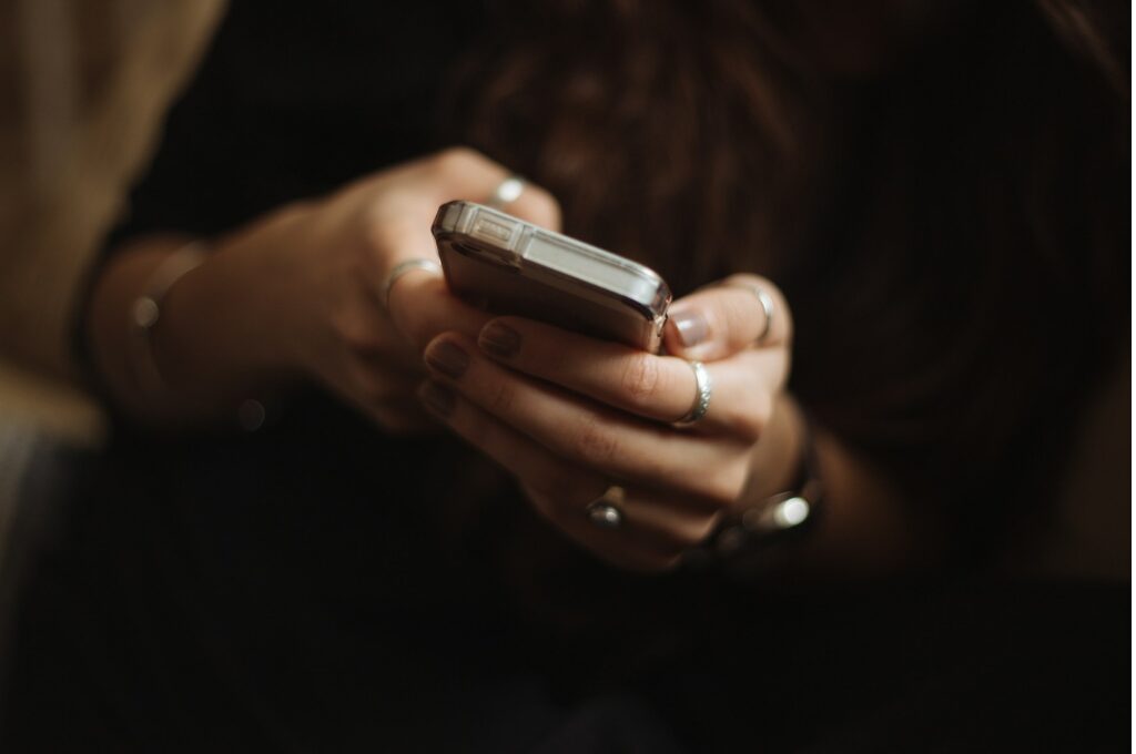 Online-Banking mit neuem Handy: Eine Frau hält ein Smartphone in der Hand