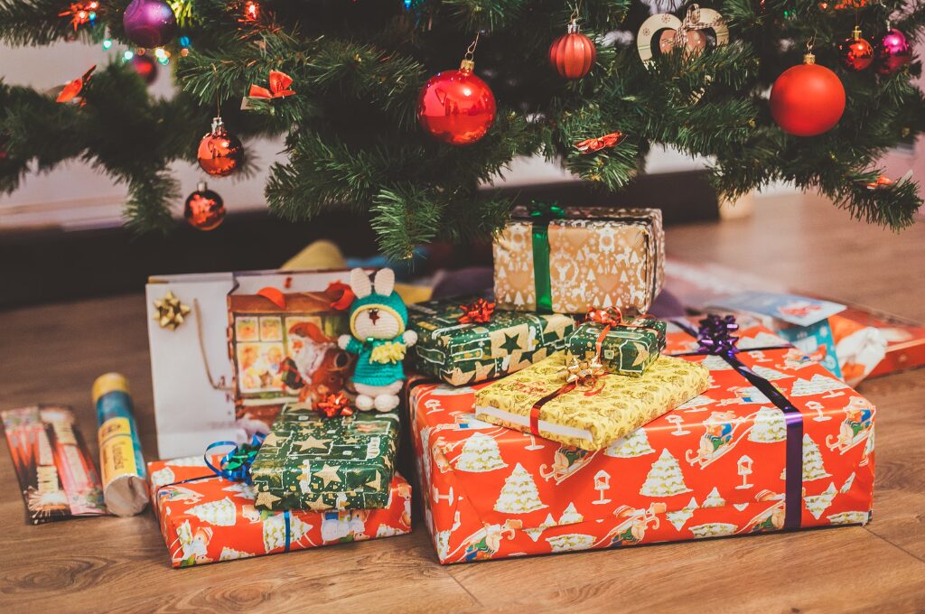 Weihnachtsgeschenke aus Hamburg, Geschenke unter einem Weihnachtsbaum