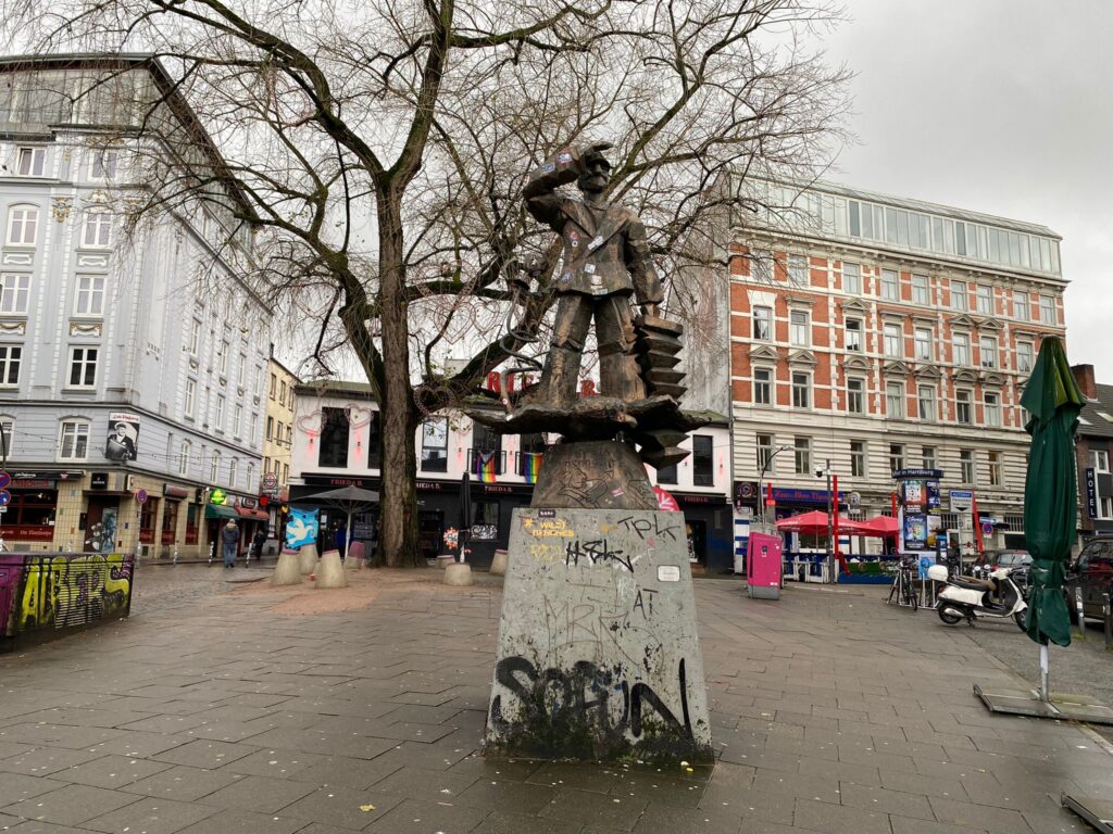 Hans Albers Statue auf dem Hans Albers Platz