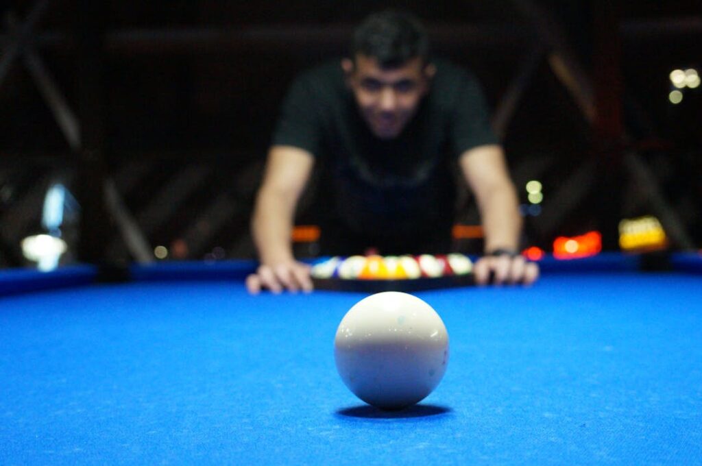 Billard in Hamburg: Ein Mann steht an einem Billardtisch