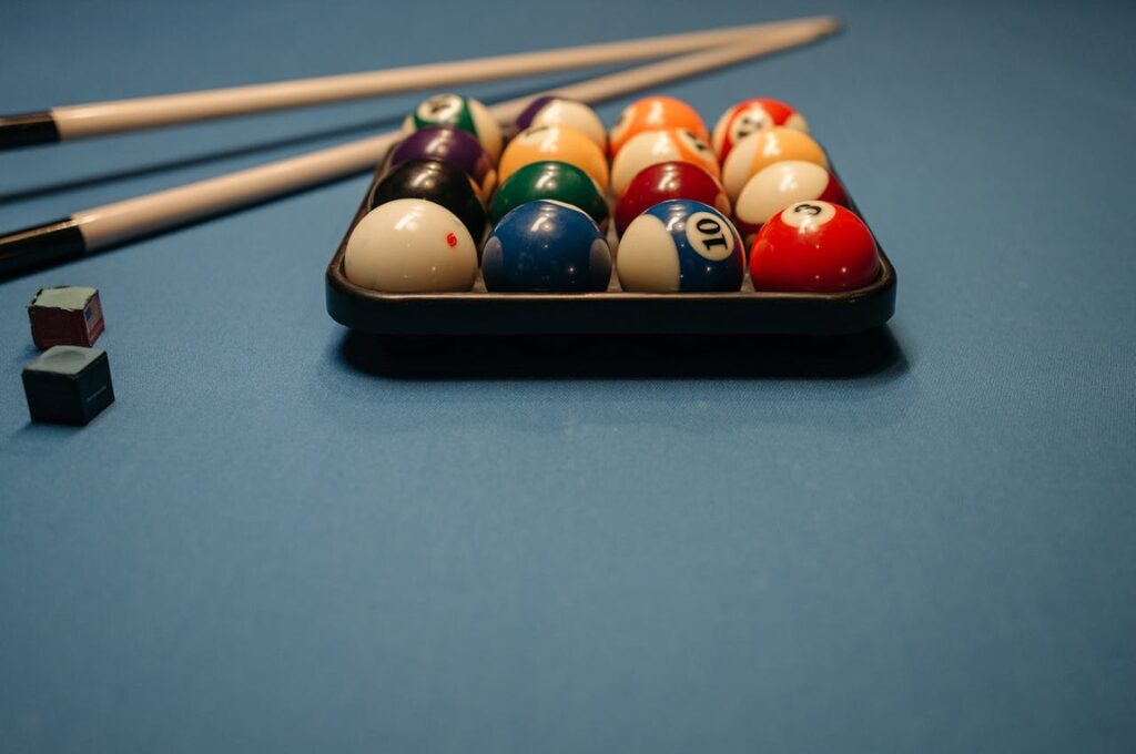 Billard in Hamburg: Ein Billardtisch mit Kugeln