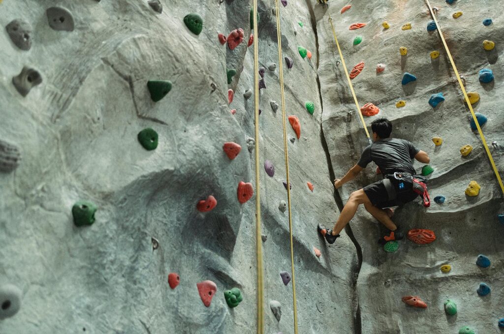 Bouldern in Hamburg: Ein Mann klettert an einer Kletterwand